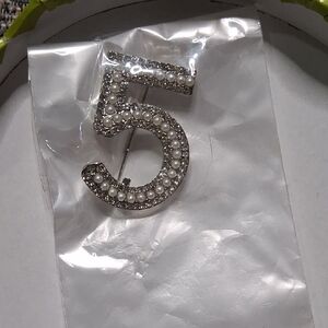 Fashion Jewelry Silver and White Brooch